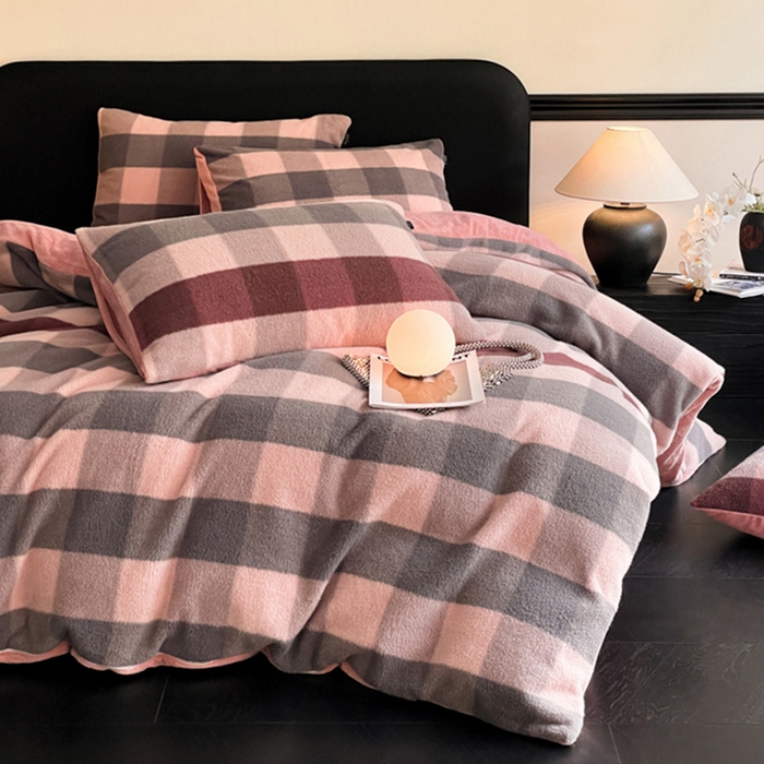 91家纺网 家纺一手货源 找家纺 良品汇馆 2026新款羊绒牛奶绒床上四件套加厚加绒床品保暖毛绒床品 巴黎粉格