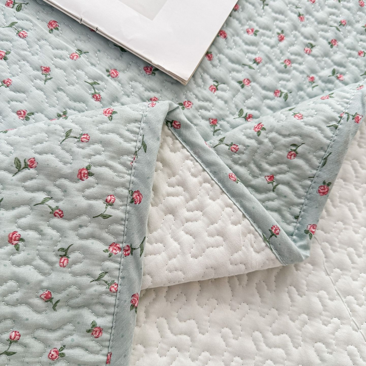 91家纺网 家纺一手货源 找家纺 暖居 2026新款支持定制法式花边纯棉榻榻米四件套全棉大炕盖三件套四季通用 碎花兔蓝