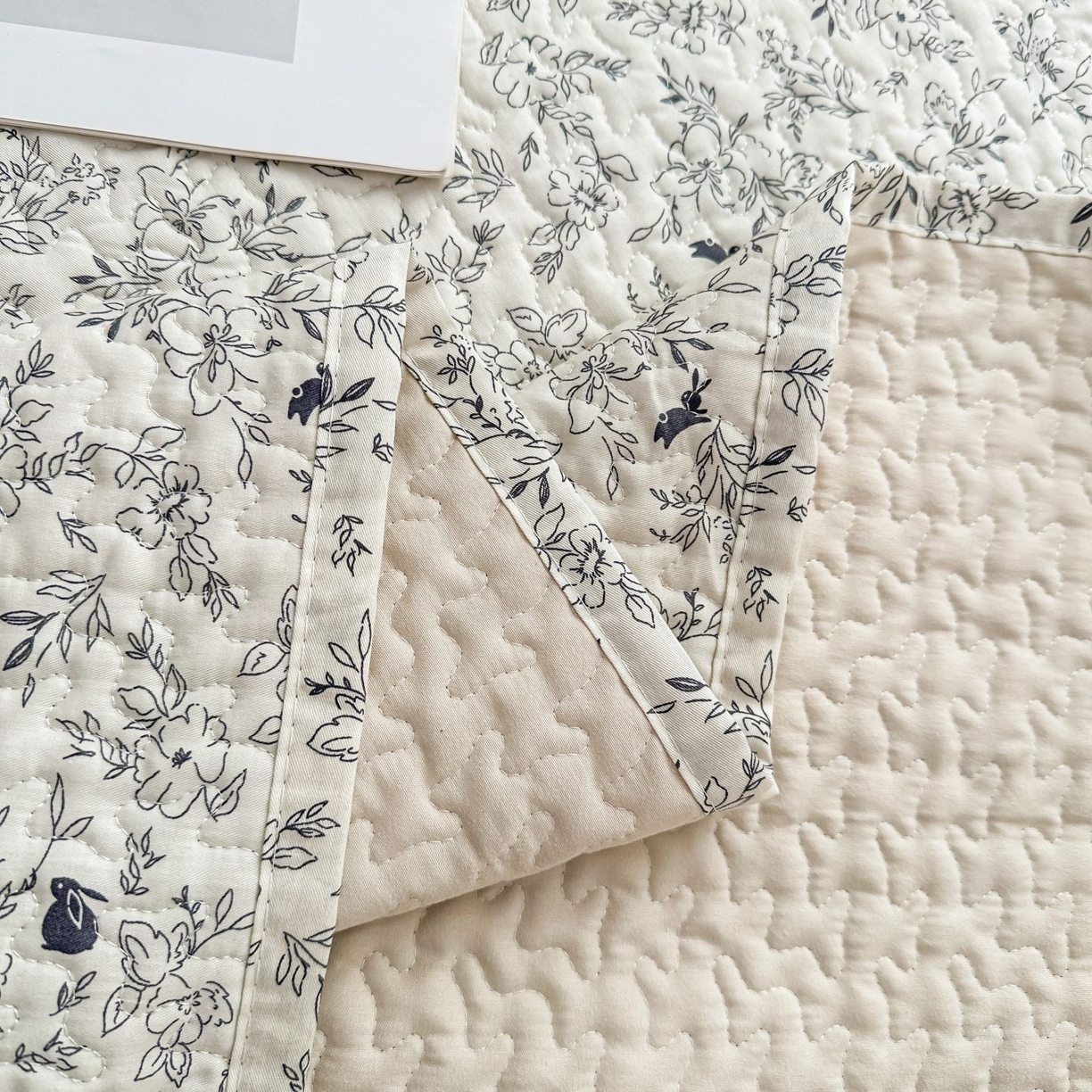 91家纺网 家纺一手货源 找家纺 暖居 2026新款支持定制法式花边纯棉榻榻米四件套全棉大炕盖三件套四季通用 南法假日