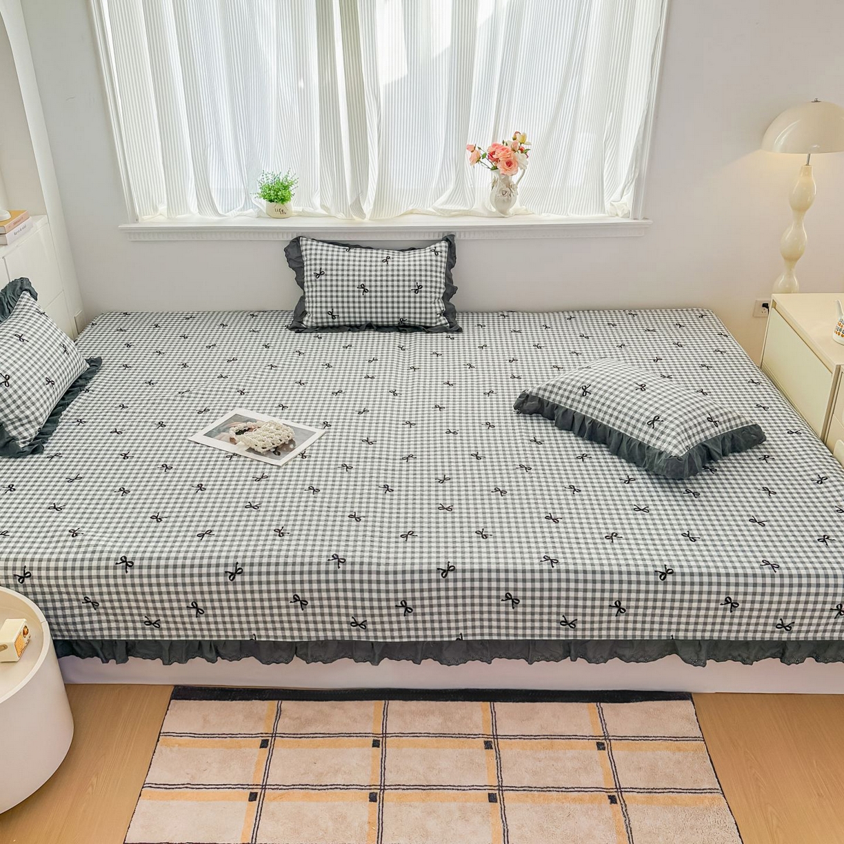 91家纺网 家纺一手货源 找家纺 暖居 2026新款支持定制法式花边纯棉榻榻米四件套全棉大炕盖三件套四季通用 灰格蝴蝶结