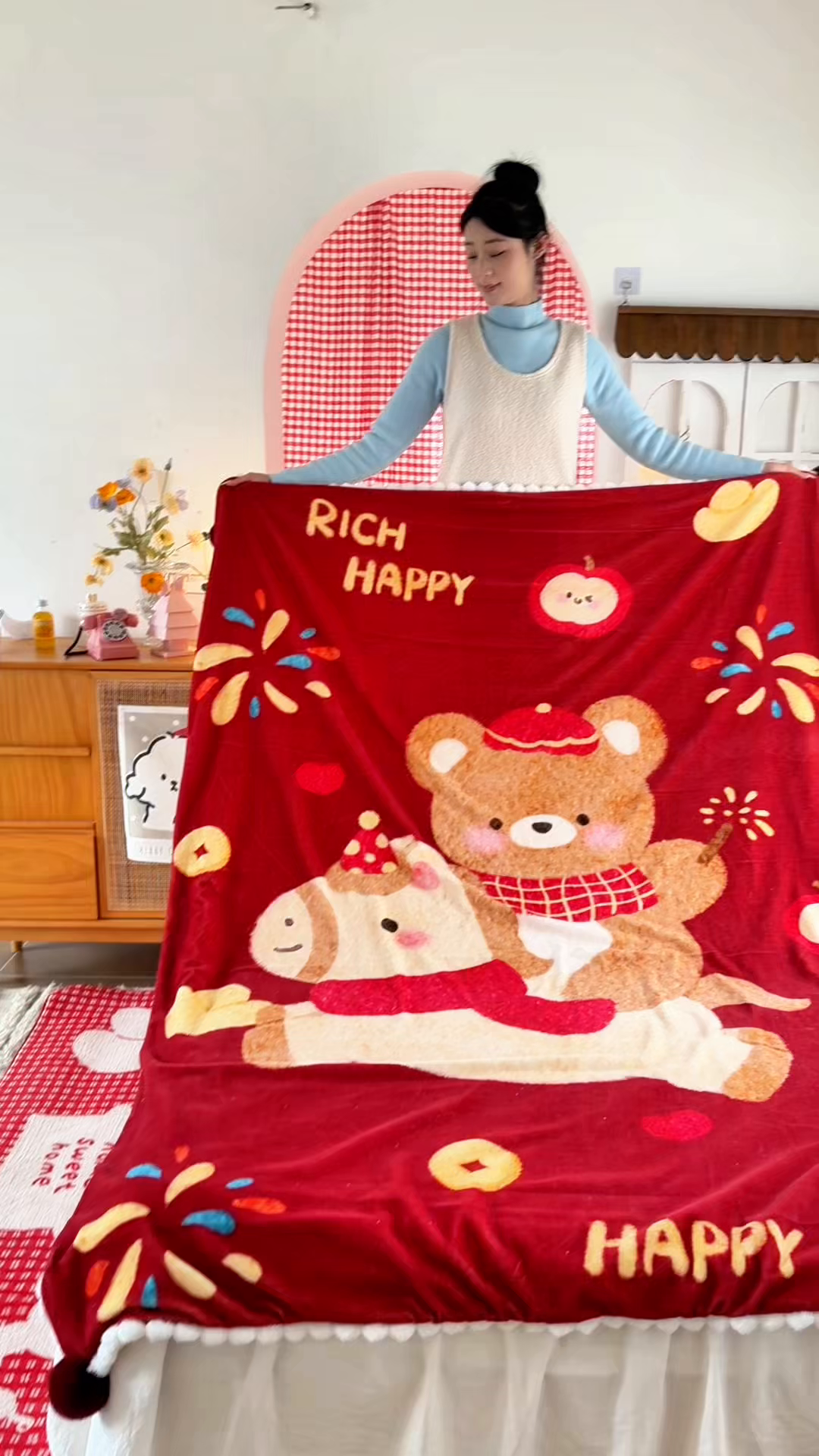 91家纺网 家纺一手货源 找家纺 潮邦创意家居 2026马年新年款数码高克重牛奶绒工艺球毯毛毯-萌马乐年 熊伴萌驹