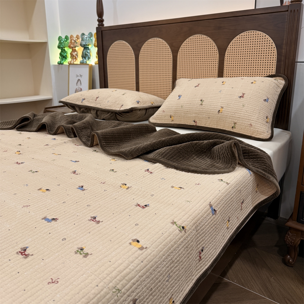 91家纺网 家纺一手货源 找家纺 床盖工厂店 2025新款全棉纯棉纱布加宝宝绒填充棉花床盖三件套 面包狗