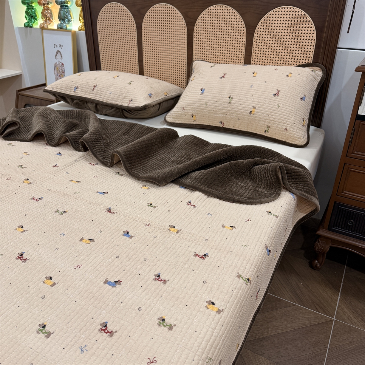 91家纺网 家纺一手货源 找家纺 床盖工厂店 2025新款全棉纯棉纱布加宝宝绒填充棉花床盖三件套 面包狗