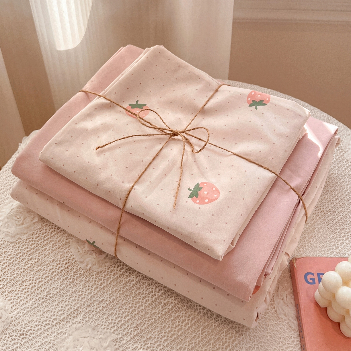 91家纺网 家纺一手货源 找家纺 梵克保罗 2026新款A类古法水洗仿棉云感纱四件套 草莓点点