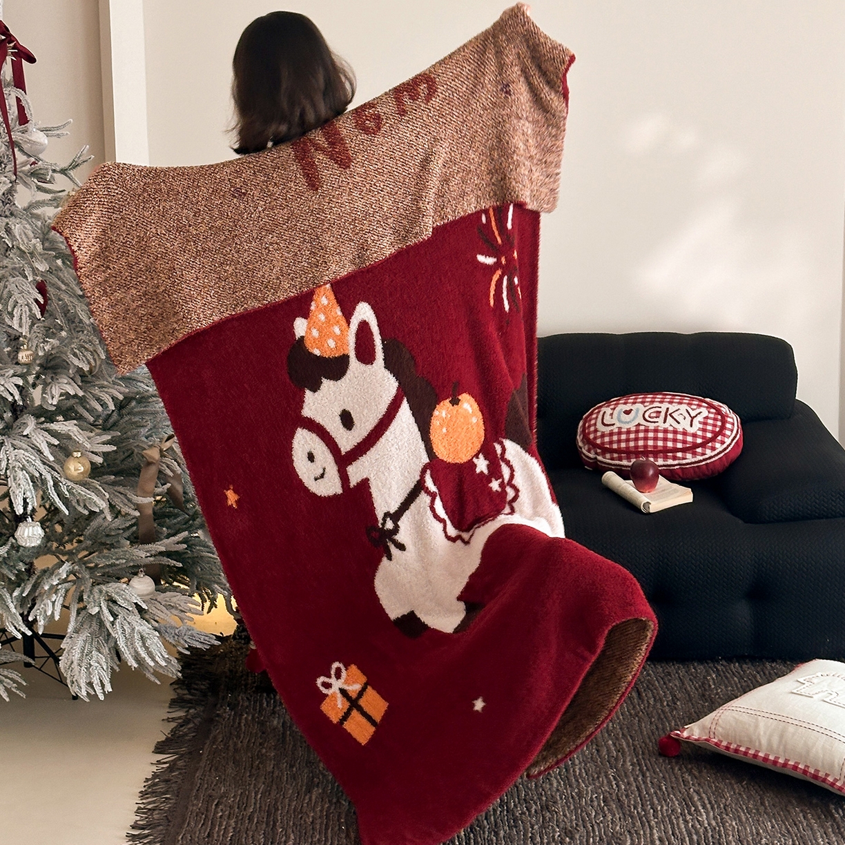 91家纺网 家纺一手货源 找家纺 RYB红黄兰 2026新款设计师原创多功能针织半边绒毛毯午休毯盖毯加厚毯子 大桔大利马