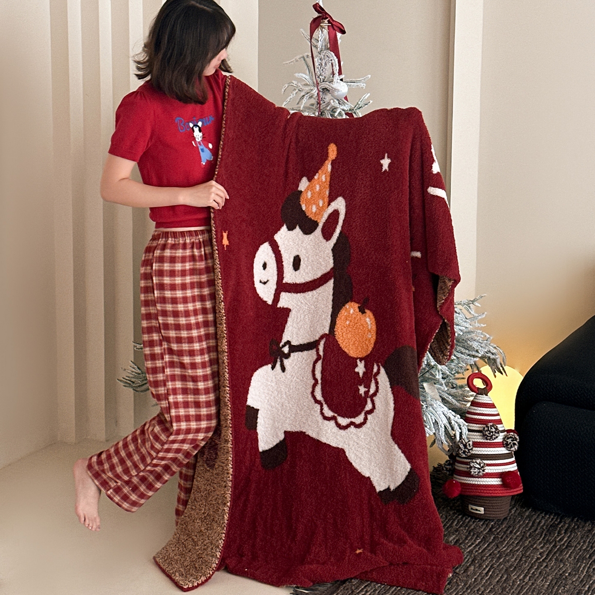 91家纺网 家纺一手货源 找家纺 RYB红黄兰 2026新款设计师原创多功能针织半边绒毛毯午休毯盖毯加厚毯子 大桔大利马