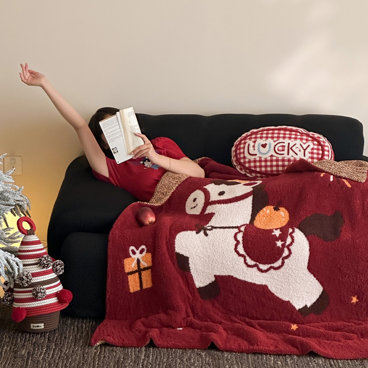 91家纺网 家纺一手货源 找家纺 RYB红黄兰 2026新款设计师原创多功能针织半边绒毛毯午休毯盖毯加厚毯子 大桔大利马