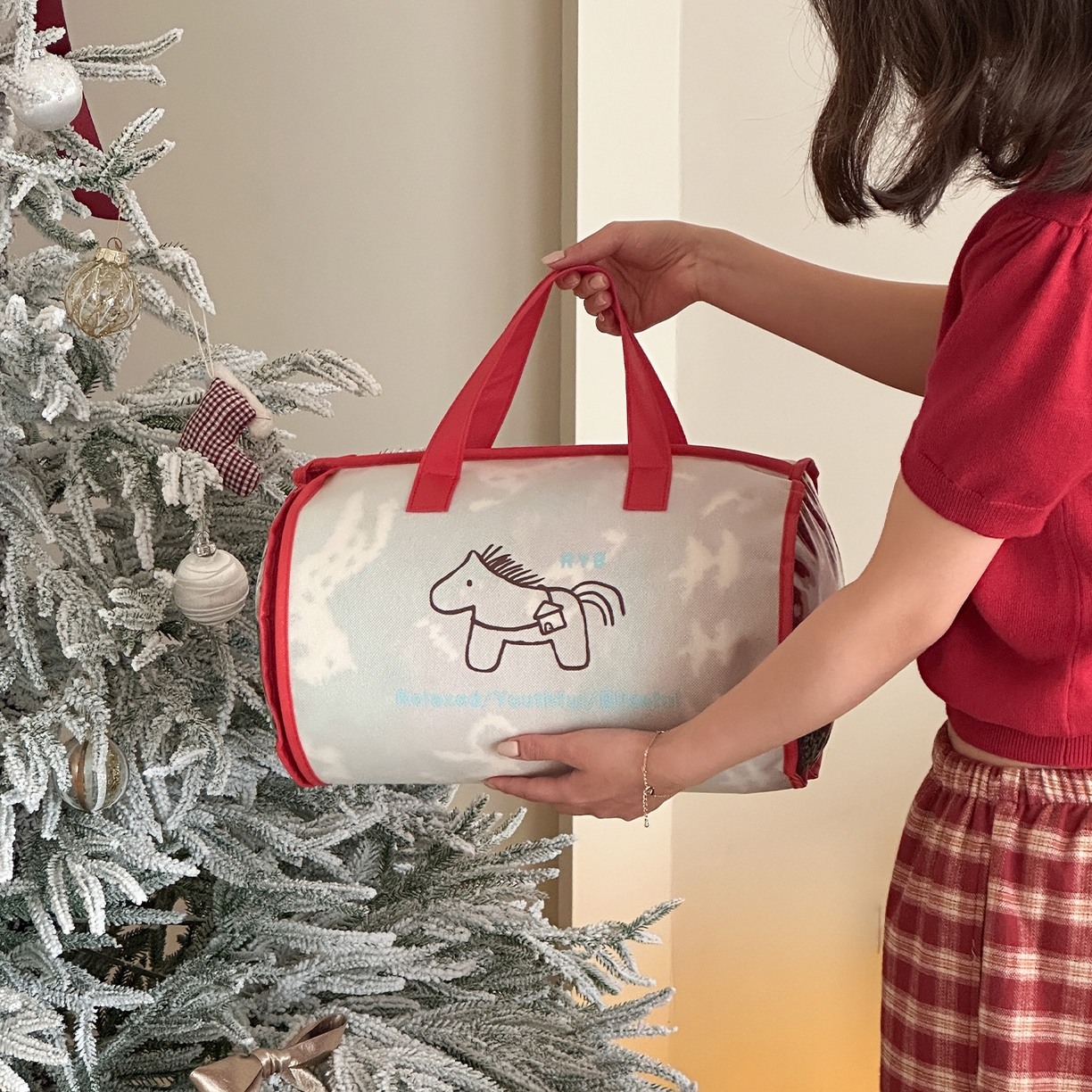 91家纺网 家纺一手货源 找家纺 RYB红黄兰 2026新款设计师原创多功能针织半边绒毛毯午休毯盖毯加厚毯子 大桔大利马