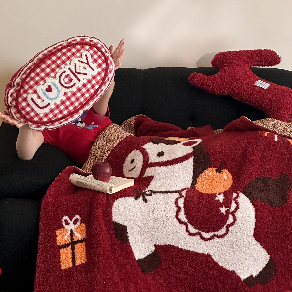 91家纺网 家纺一手货源 找家纺 RYB红黄兰 2026新款设计师原创多功能针织半边绒毛毯午休毯盖毯加厚毯子 大桔大利马