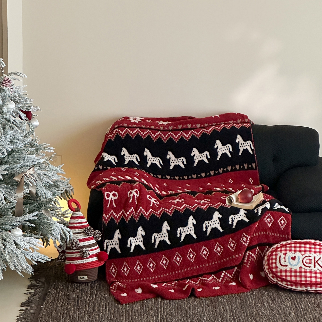 91家纺网 家纺一手货源 找家纺 RYB红黄兰 2026新款设计师原创多功能针织半边绒毛毯午休毯盖毯加厚毯子 费尔岛小马