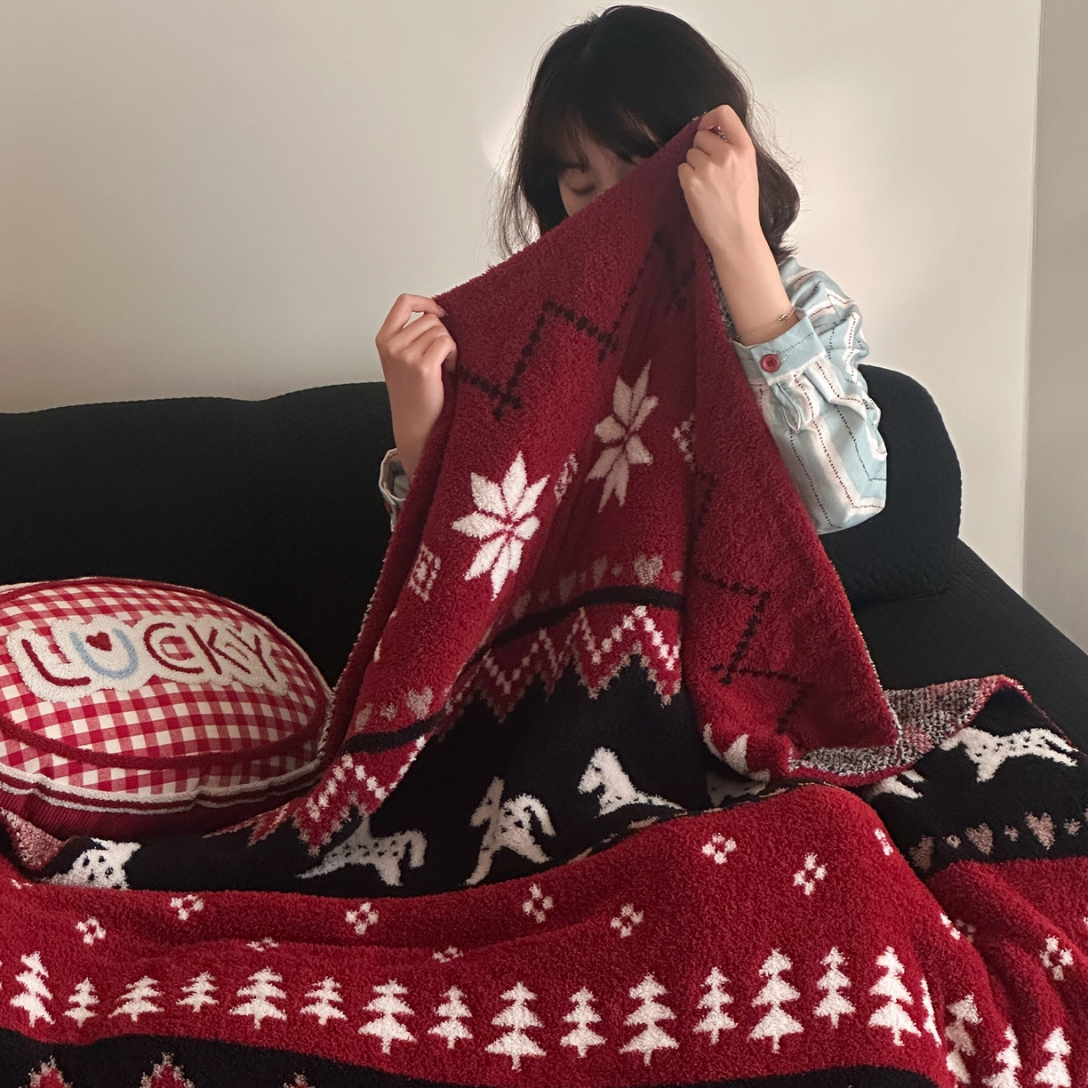 91家纺网 家纺一手货源 找家纺 RYB红黄兰 2026新款设计师原创多功能针织半边绒毛毯午休毯盖毯加厚毯子 费尔岛小马