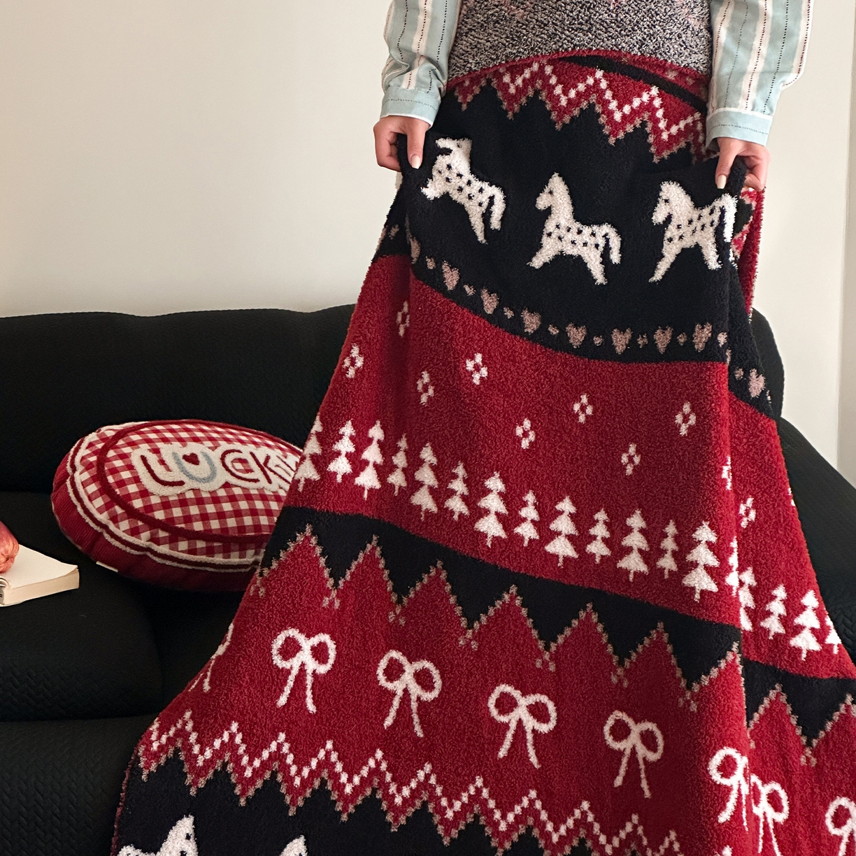 91家纺网 家纺一手货源 找家纺 RYB红黄兰 2026新款设计师原创多功能针织半边绒毛毯午休毯盖毯加厚毯子 费尔岛小马