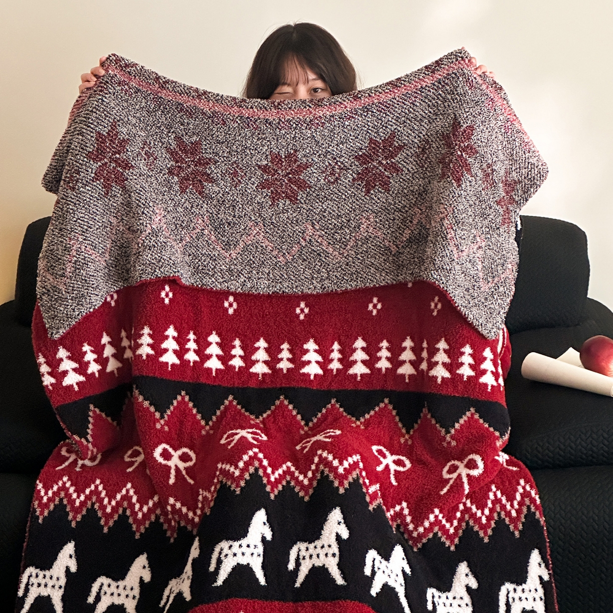 91家纺网 家纺一手货源 找家纺 RYB红黄兰 2026新款设计师原创多功能针织半边绒毛毯午休毯盖毯加厚毯子 费尔岛小马