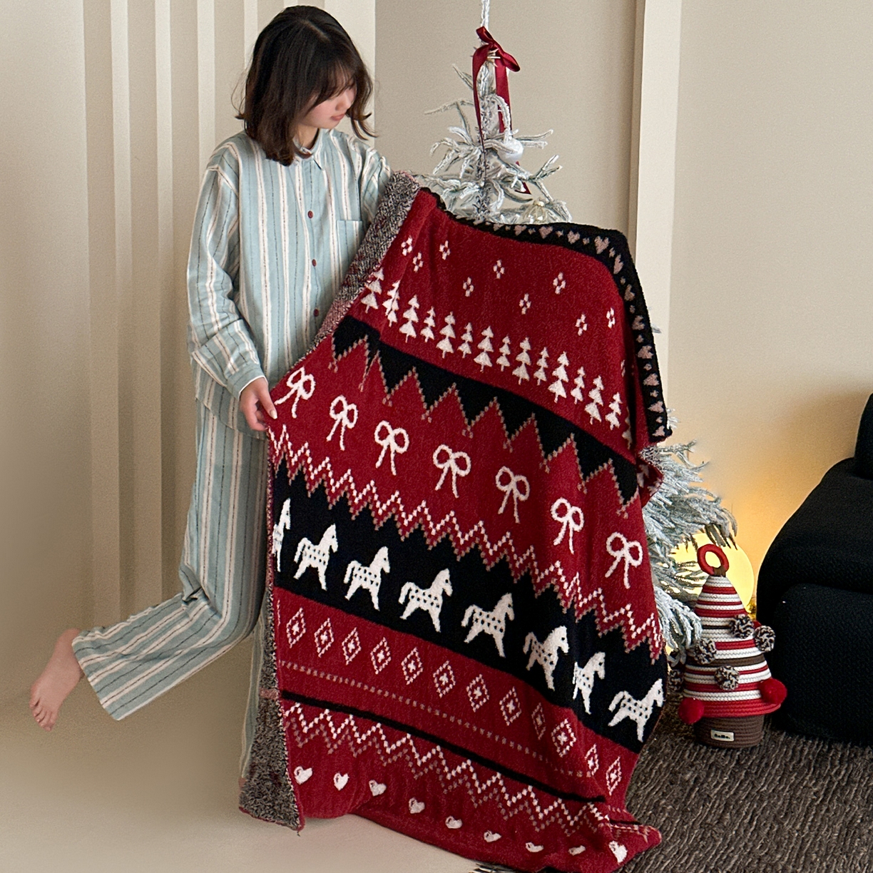 91家纺网 家纺一手货源 找家纺 RYB红黄兰 2026新款设计师原创多功能针织半边绒毛毯午休毯盖毯加厚毯子 费尔岛小马