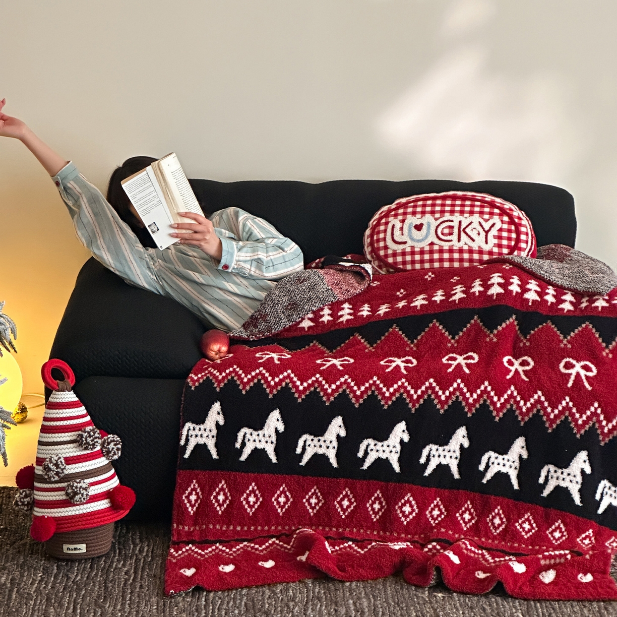 91家纺网 家纺一手货源 找家纺 RYB红黄兰 2026新款设计师原创多功能针织半边绒毛毯午休毯盖毯加厚毯子 费尔岛小马