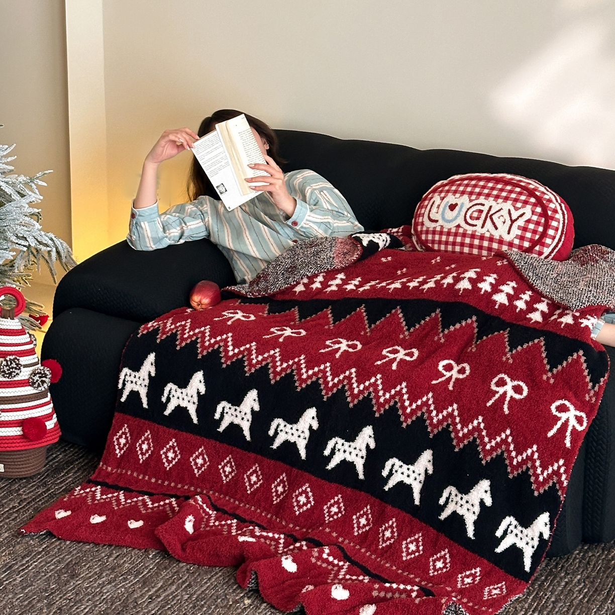 91家纺网 家纺一手货源 找家纺 RYB红黄兰 2026新款设计师原创多功能针织半边绒毛毯午休毯盖毯加厚毯子 费尔岛小马