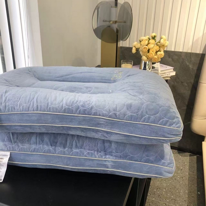 91家纺网 家纺一手货源 找家纺 云熙枕业 2026新款国宝牛奶绒枕 蓝色