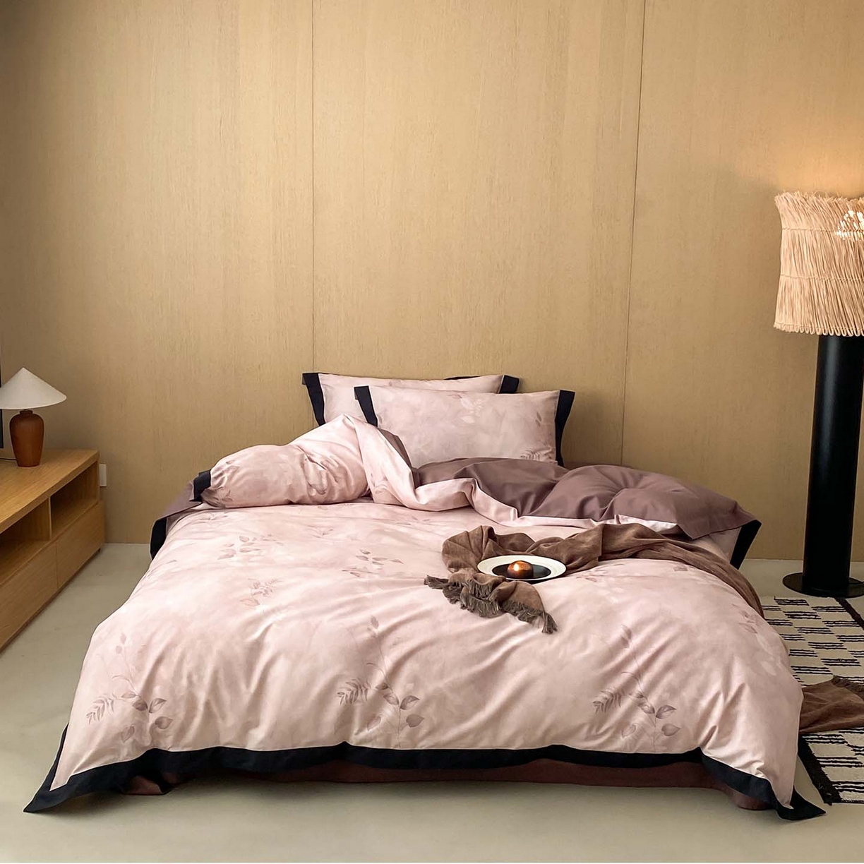 91家纺网 家纺一手货源 找家纺 赫帛 2023新款50s缎纹数码印花四件套甜甜派 华伦天奴粉