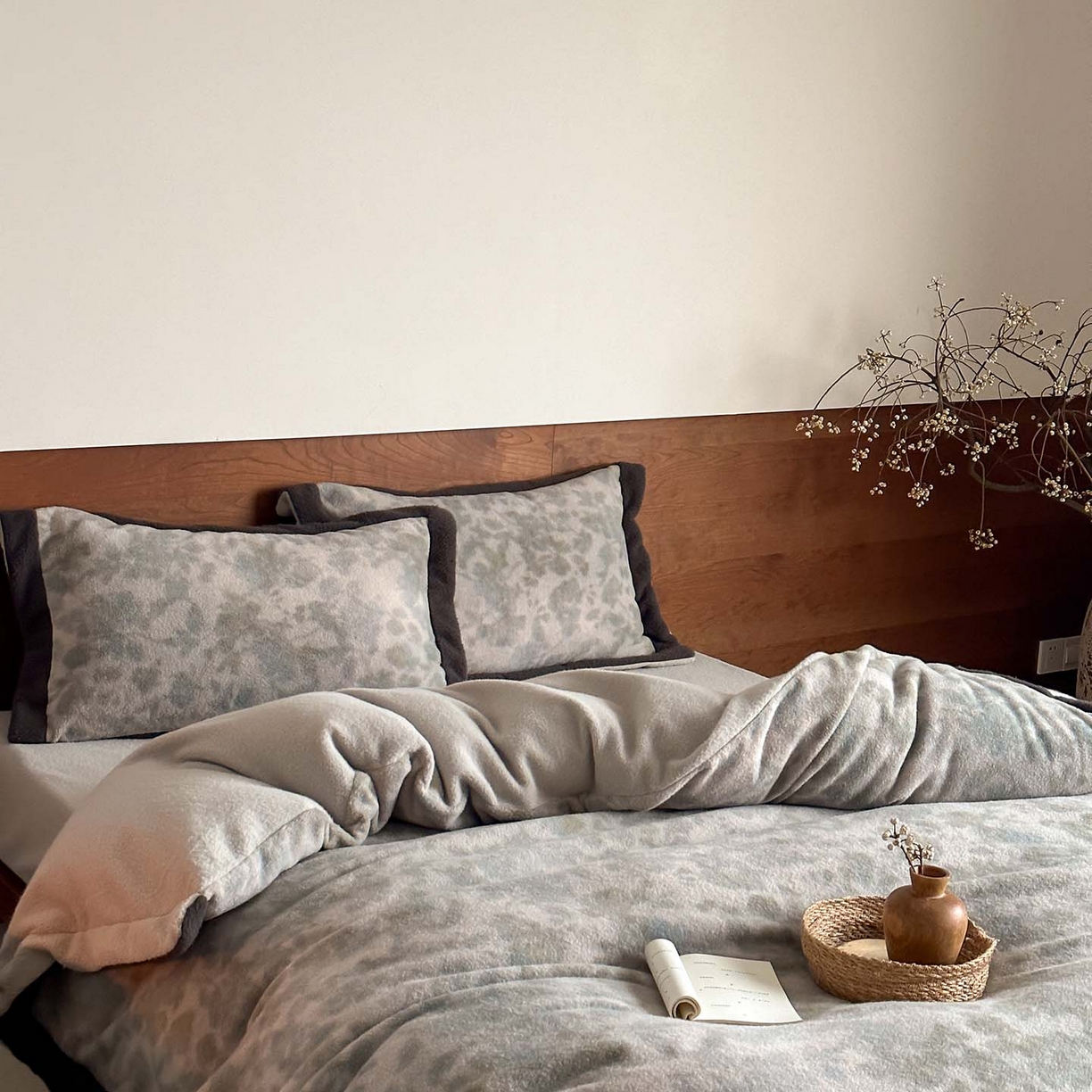 91家纺网 家纺一手货源 找家纺 赫帛 2026新款数码直喷羊毛绒四件套-茵蔓 茵蔓-蓝灰色