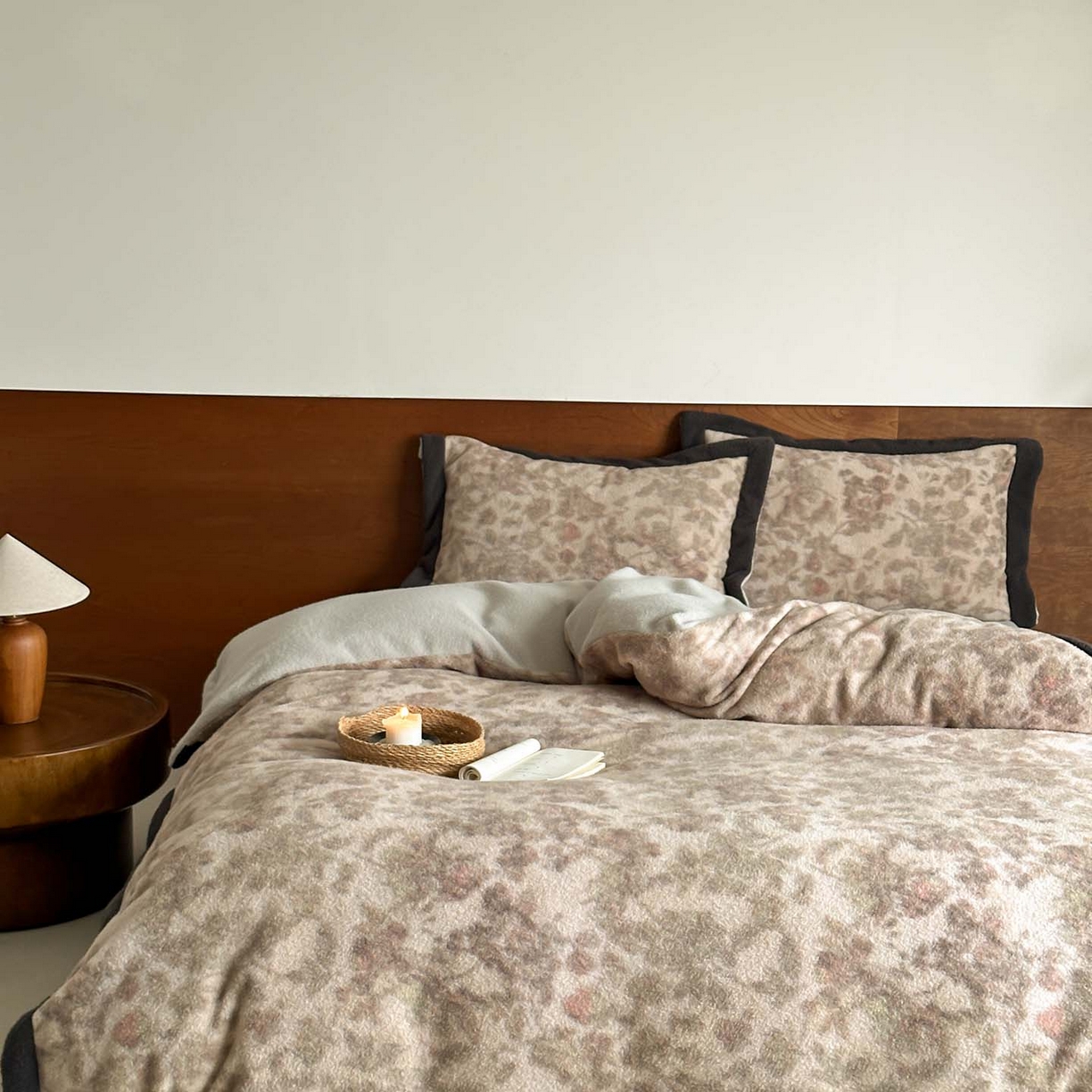 91家纺网 家纺一手货源 找家纺 赫帛 2026新款数码直喷羊毛绒四件套-茵蔓 茵蔓-绿灰色