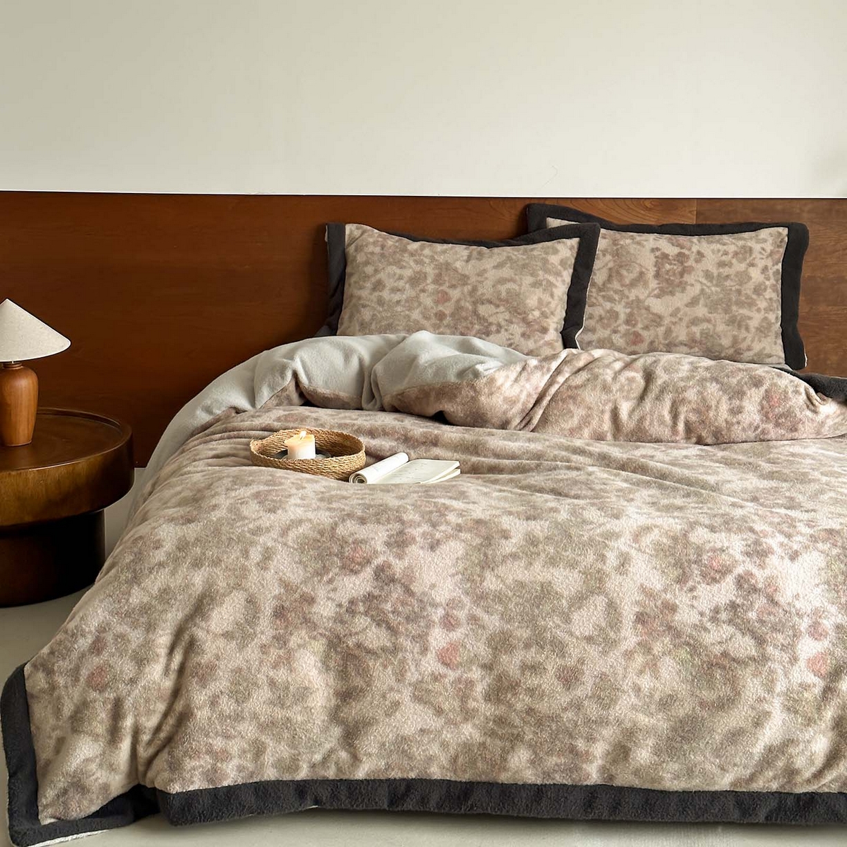 91家纺网 家纺一手货源 找家纺 赫帛 2026新款数码直喷羊毛绒四件套-茵蔓 茵蔓-绿灰色