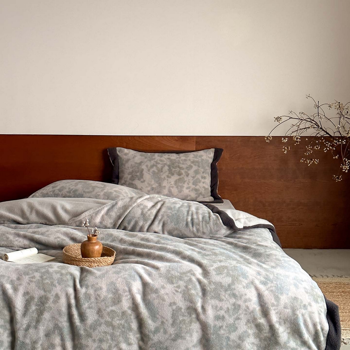 91家纺网 家纺一手货源 找家纺 赫帛 2026新款数码直喷羊毛绒四件套-茵蔓 茵蔓-蓝灰色