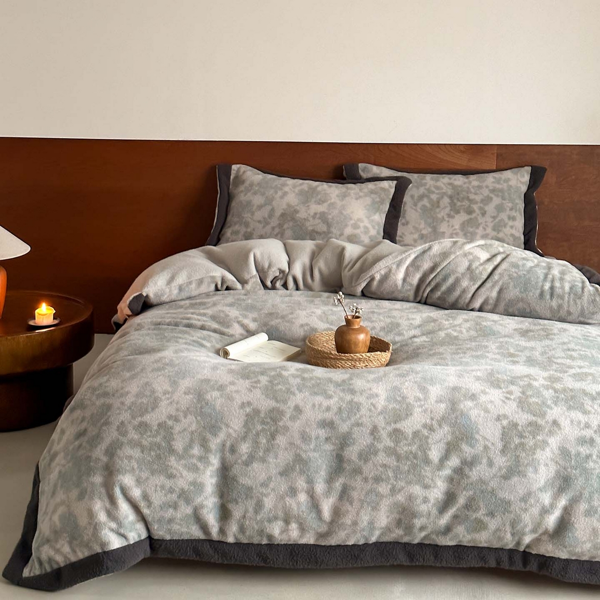 91家纺网 家纺一手货源 找家纺 赫帛 2026新款数码直喷羊毛绒四件套-茵蔓 茵蔓-蓝灰色