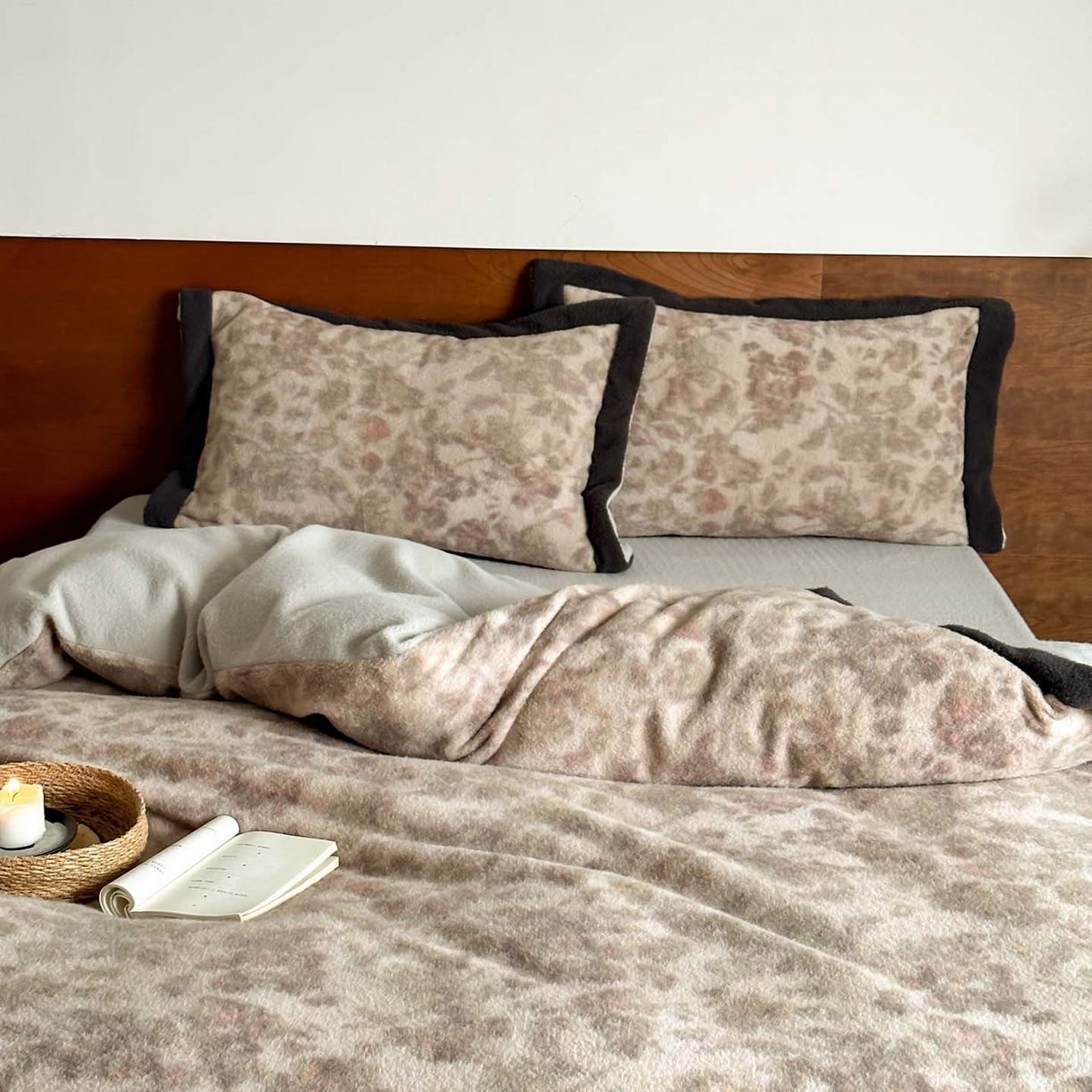 91家纺网 家纺一手货源 找家纺 赫帛 2026新款数码直喷羊毛绒四件套-茵蔓 茵蔓-绿灰色