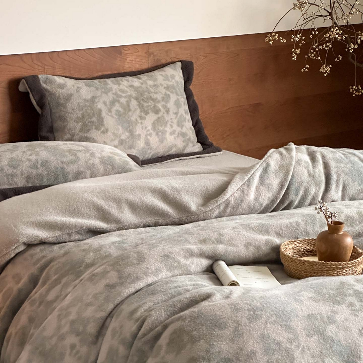 91家纺网 家纺一手货源 找家纺 赫帛 2026新款数码直喷羊毛绒四件套-茵蔓 茵蔓-蓝灰色