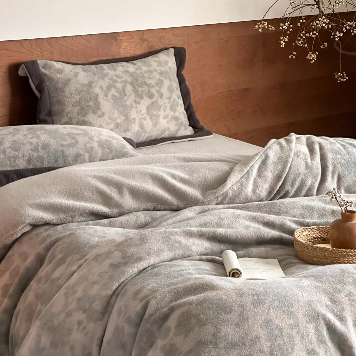 91家纺网 家纺一手货源 找家纺 赫帛 2026新款数码直喷羊毛绒四件套-茵蔓 茵蔓-蓝灰色