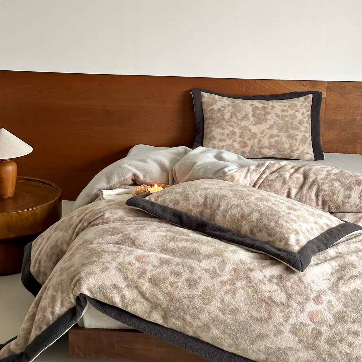 91家纺网 家纺一手货源 找家纺 赫帛 2026新款数码直喷羊毛绒四件套-茵蔓 茵蔓-绿灰色