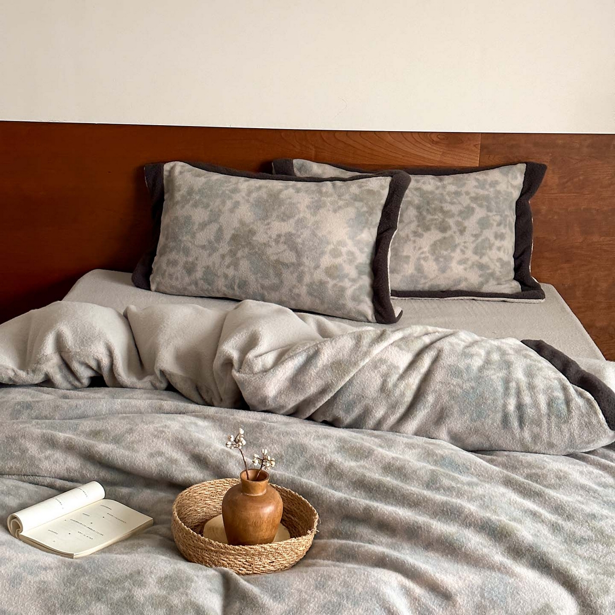 91家纺网 家纺一手货源 找家纺 赫帛 2026新款数码直喷羊毛绒四件套-茵蔓 茵蔓-蓝灰色