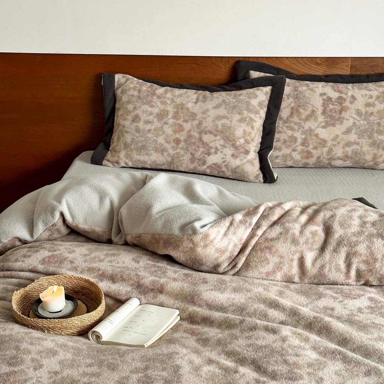 91家纺网 家纺一手货源 找家纺 赫帛 2026新款数码直喷羊毛绒四件套-茵蔓 茵蔓-绿灰色