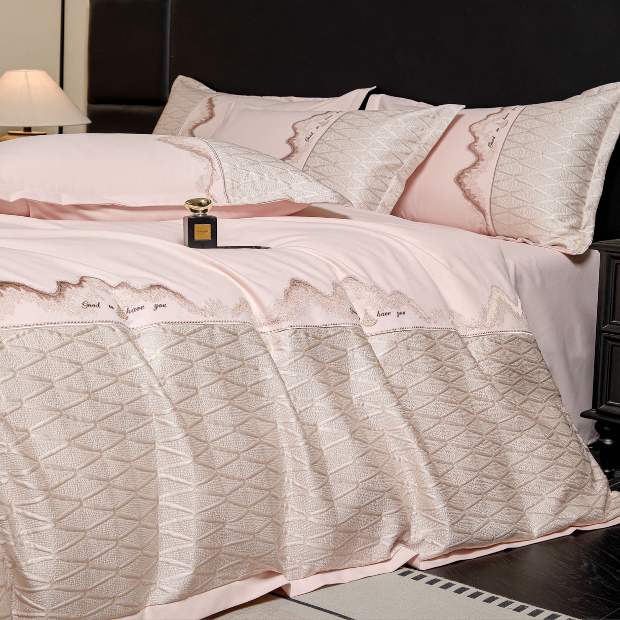 91家纺网 家纺一手货源 找家纺 （总）鑫豪家纺 2026新款高精密重工刺绣拼接四件套-路威尔