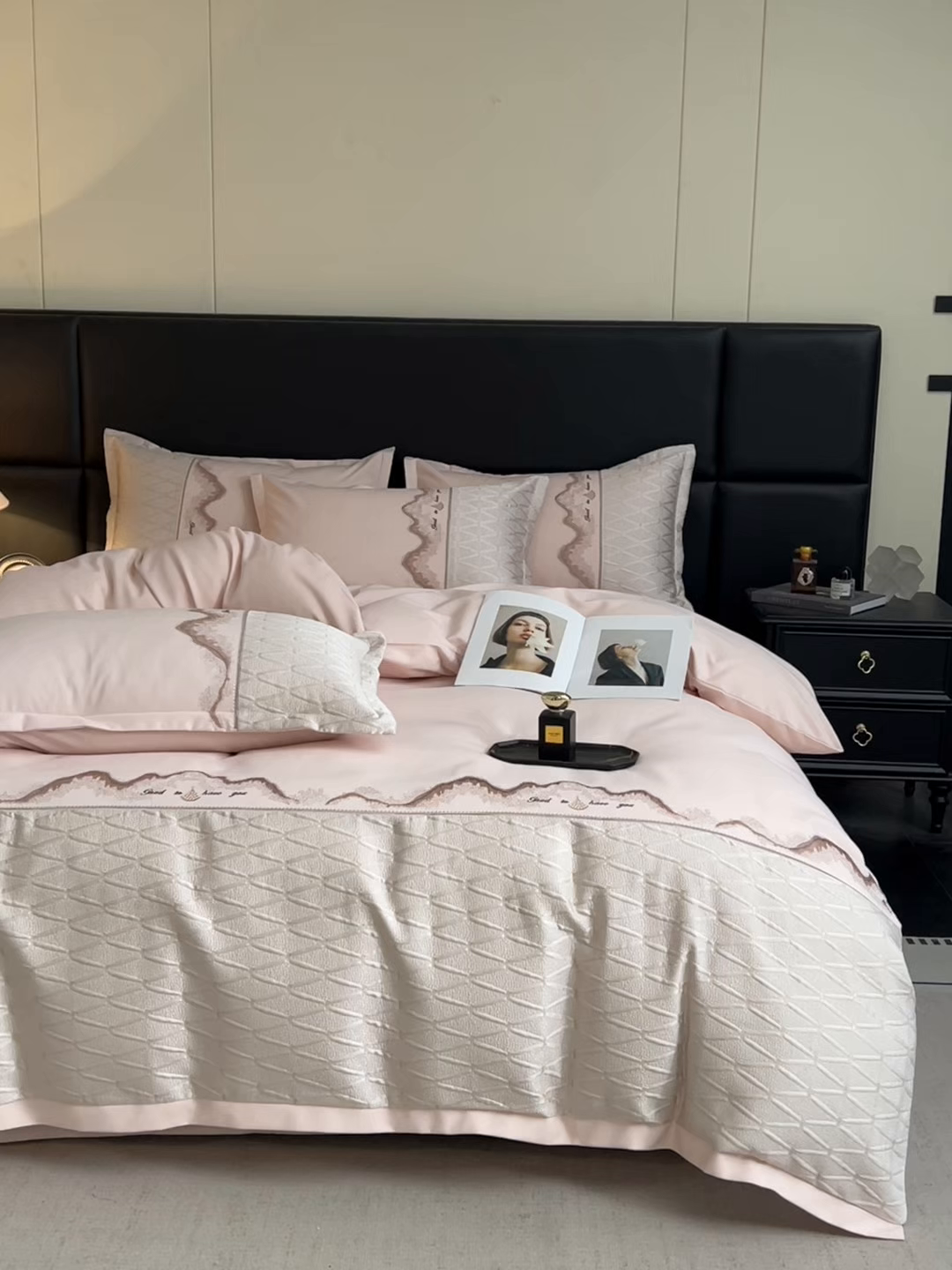 91家纺网 家纺一手货源 找家纺 （总）鑫豪家纺 2026新款高精密重工刺绣拼接四件套-路威尔