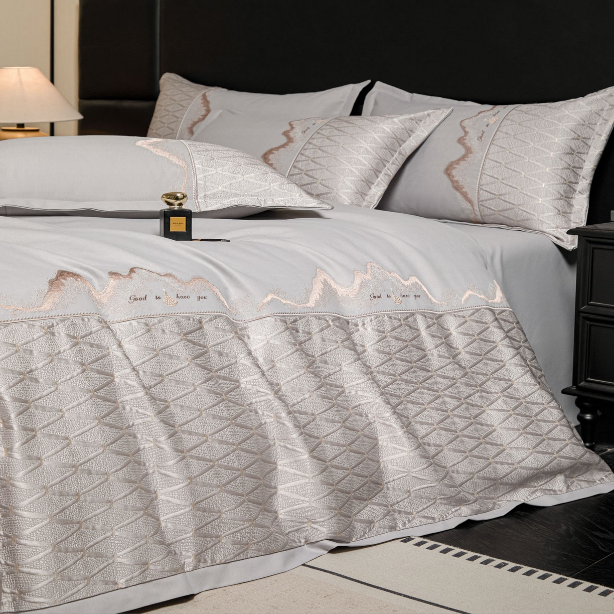 91家纺网 家纺一手货源 找家纺 鑫豪家纺 2026新款高精密重工刺绣拼接四件套-路威尔 路威尔-银灰