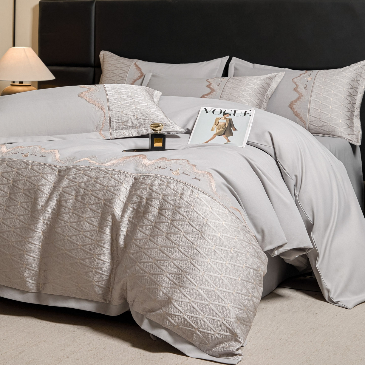 91家纺网 家纺一手货源 找家纺 鑫豪家纺 2026新款高精密重工刺绣拼接四件套-路威尔 路威尔-银灰