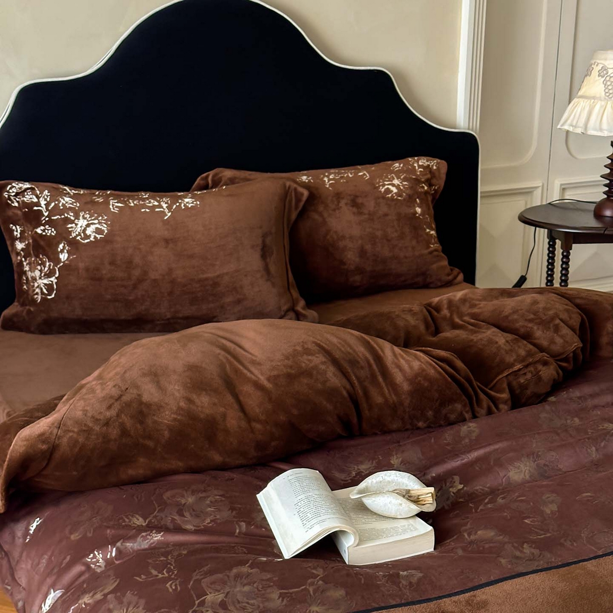 91家纺网 家纺一手货源 找家纺 赫帛 2026新款刺绣鎏金绒四件套-郁金香 郁金香-棕色