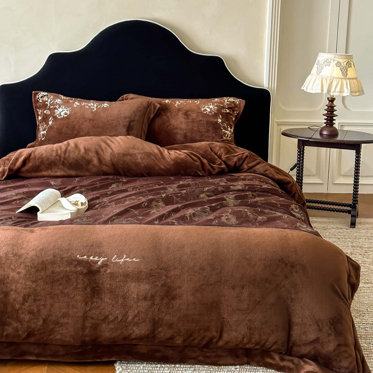 91家纺网 家纺一手货源 找家纺 赫帛 2026新款刺绣鎏金绒四件套-郁金香 郁金香-棕色