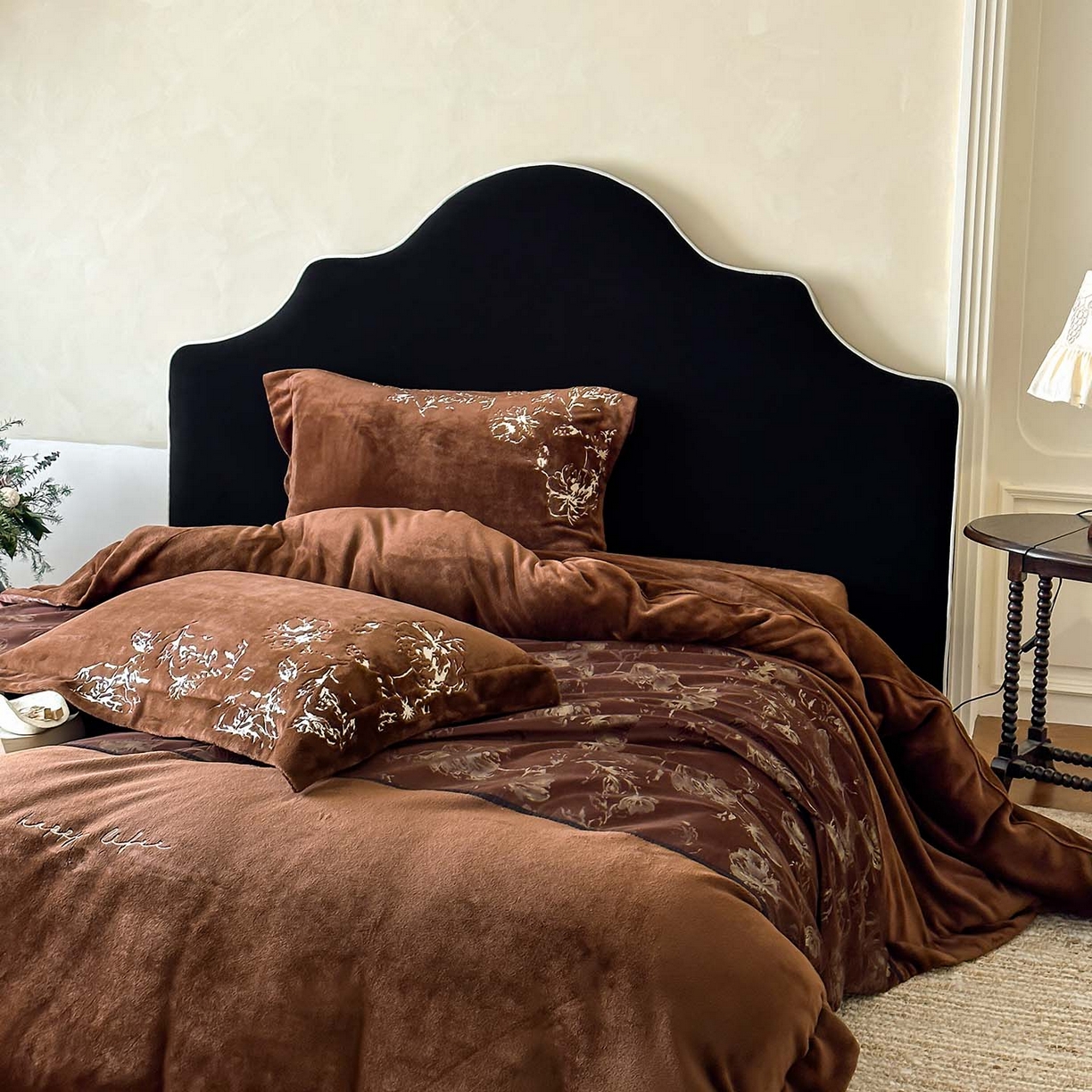 91家纺网 家纺一手货源 找家纺 赫帛 2026新款刺绣鎏金绒四件套-郁金香 郁金香-棕色