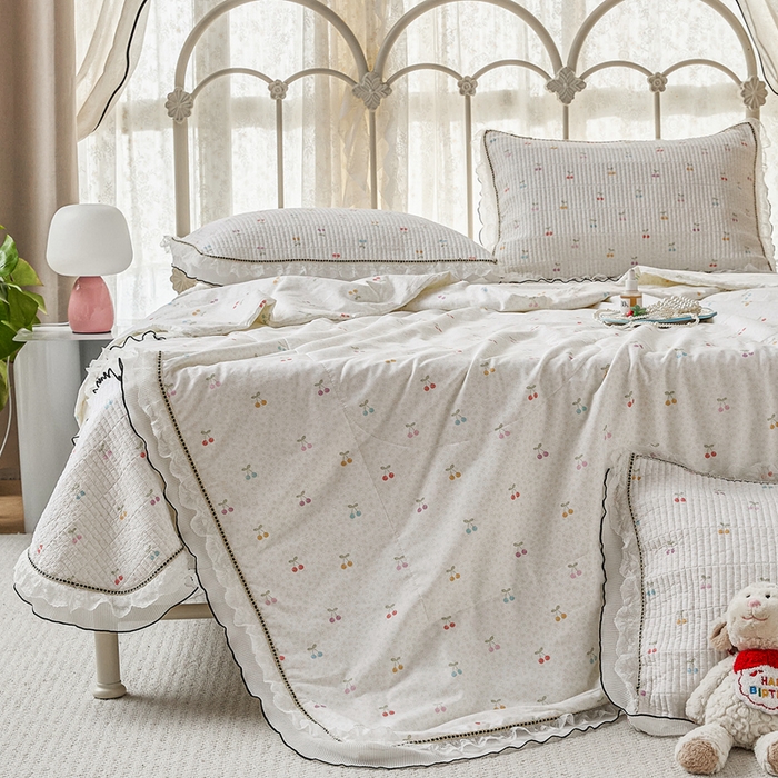 91家纺网 家纺一手货源 找家纺 源舜家纺 2026新款全棉斜纹花边床盖多功能被子四件套 小樱桃-米