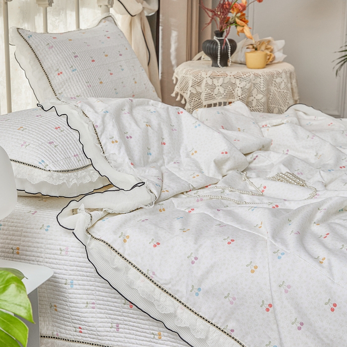 91家纺网 家纺一手货源 找家纺 源舜家纺 2026新款全棉斜纹花边床盖多功能被子四件套 小樱桃-米