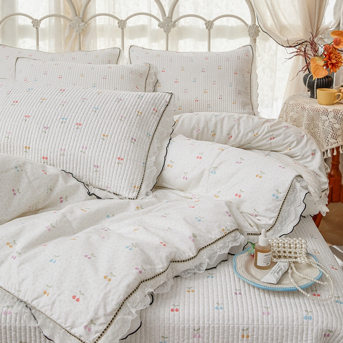 91家纺网 家纺一手货源 找家纺 源舜家纺 2026新款全棉斜纹花边床盖多功能被子四件套 小樱桃-米