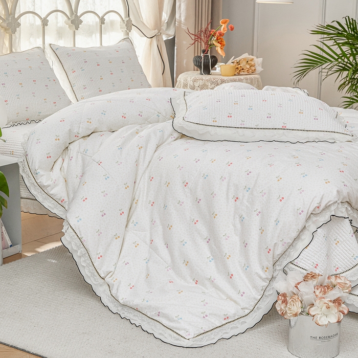 91家纺网 家纺一手货源 找家纺 源舜家纺 2026新款全棉斜纹花边床盖多功能被子四件套 小樱桃-米