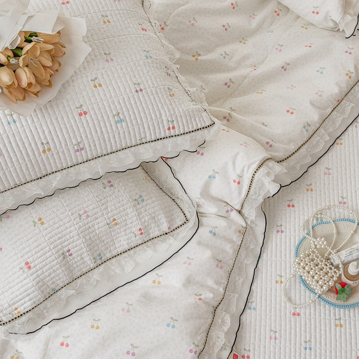 91家纺网 家纺一手货源 找家纺 源舜家纺 2026新款全棉斜纹花边床盖多功能被子四件套 小樱桃-米