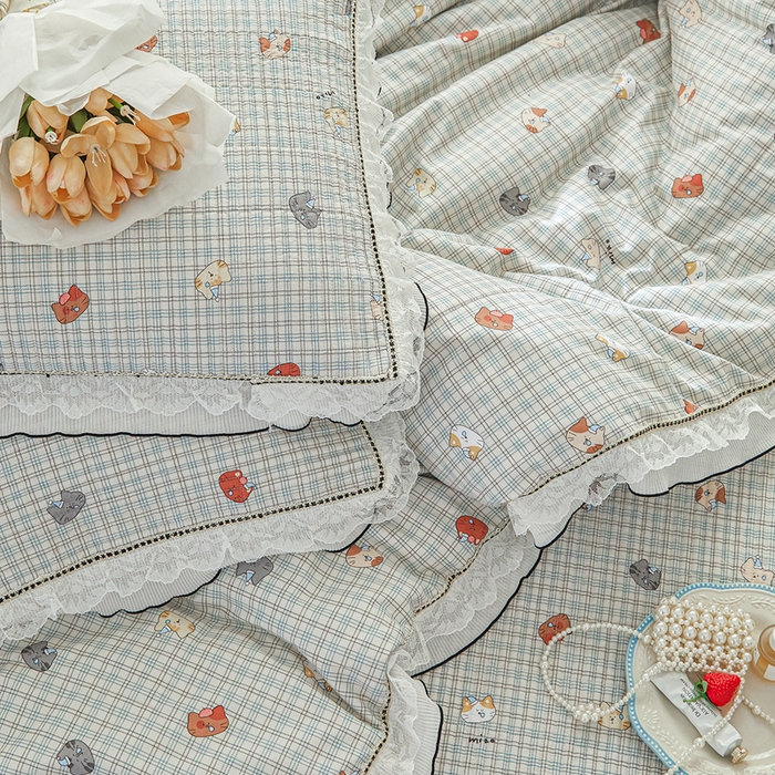 91家纺网 家纺一手货源 找家纺 源舜家纺 2026新款全棉斜纹花边床盖多功能被子四件套 幸福咪咪-蓝