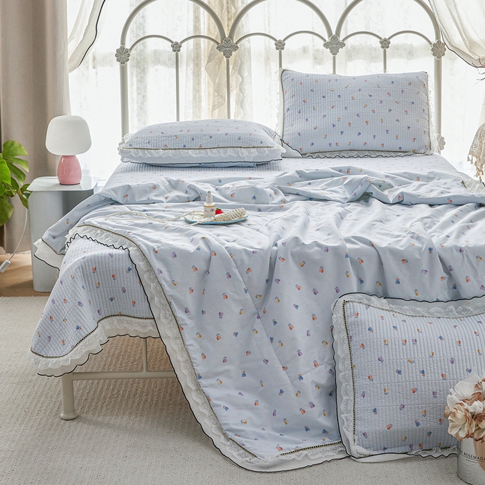 91家纺网 家纺一手货源 找家纺 源舜家纺 2026新款全棉斜纹花边床盖多功能被子四件套 渲染小花-兰