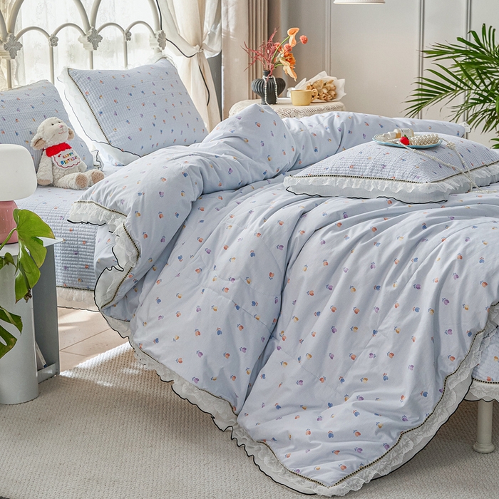 91家纺网 家纺一手货源 找家纺 源舜家纺 2026新款全棉斜纹花边床盖多功能被子四件套 渲染小花-兰