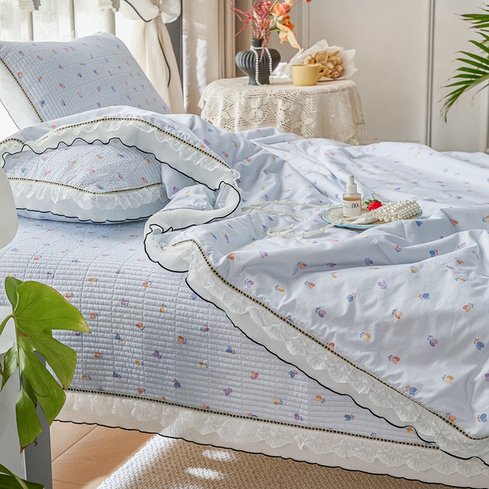 91家纺网 家纺一手货源 找家纺 源舜家纺 2026新款全棉斜纹花边床盖多功能被子四件套 渲染小花-兰