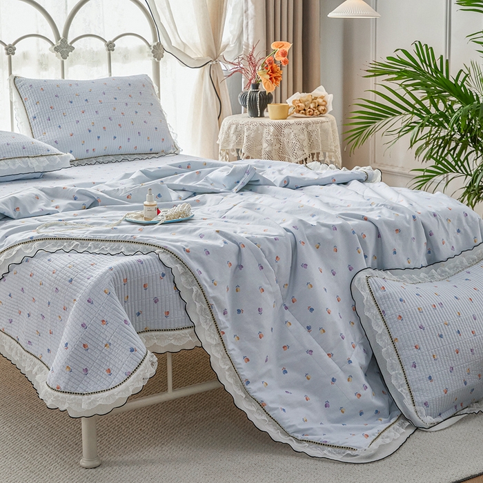 91家纺网 家纺一手货源 找家纺 源舜家纺 2026新款全棉斜纹花边床盖多功能被子四件套 渲染小花-兰